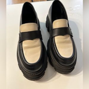 Alohas two-toned platform trailblazers. Size 8.5 women’s or euro size 39